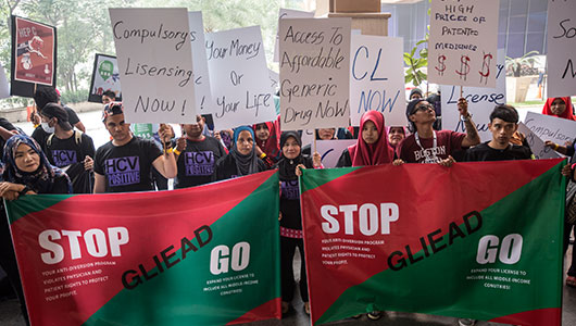 Participantes de la conferencia protestan por el elevado precio del tratamiento de la hepatitis C. Photograph © 2015 Ahmad Yusni/Harm Reduction International.